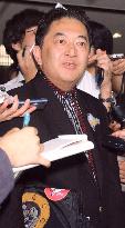 (2)Ex-Nagano Gov. Tanaka transfers duties to his successor